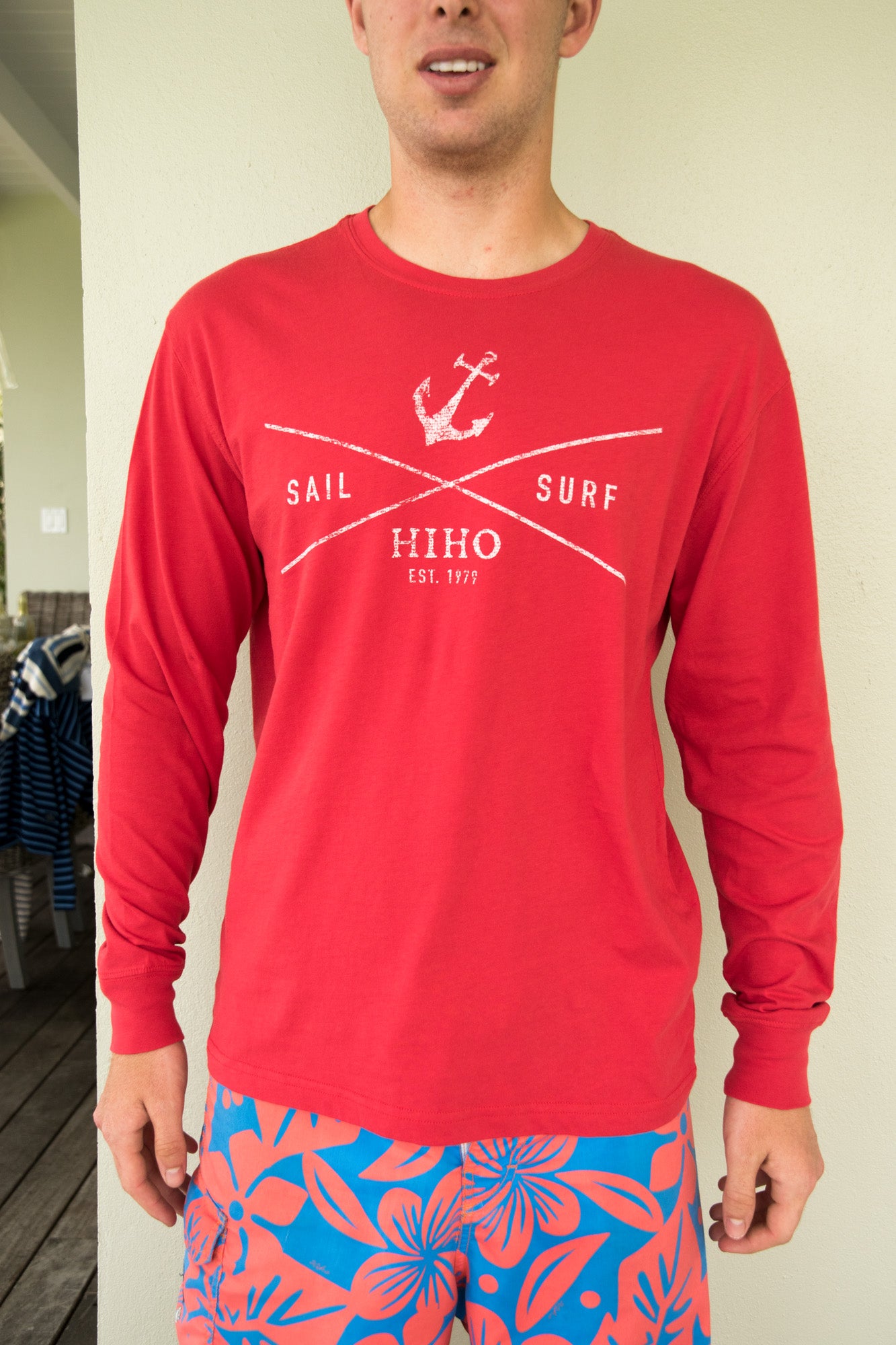 Red graphic long shop sleeve